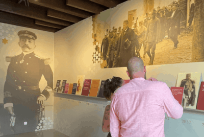 Deux visiteurs découvrent la nouvelle exposition 